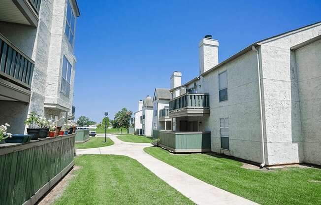 apartments with patio or balcony 