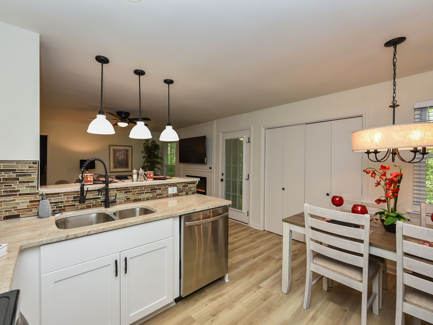 Beautifully Updated 1 Bedroom Condo!