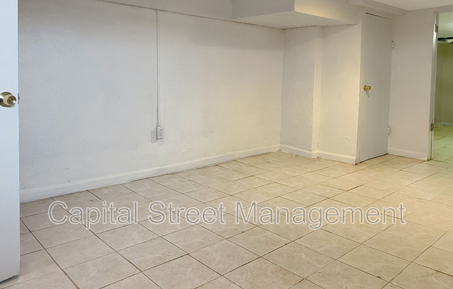 72 1/2 Summer Ave - 1