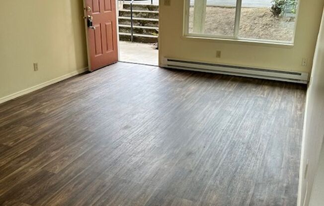 Carter Park Cutier-Updated Apartment with Lots of Storage