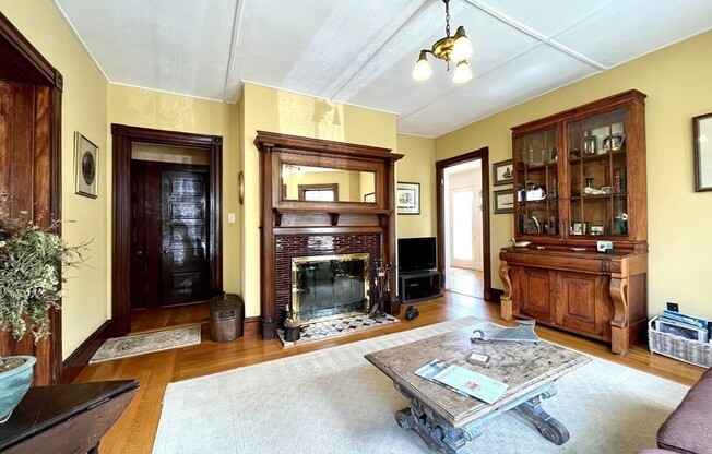4 beds, 2.5 baths, 2,453 sqft, $5,600