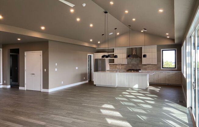 Newer, Modern Construction Home in Tetherow