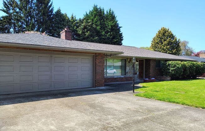 ***Mid-Century Auburn Home on a Quiet Deadend Street!***