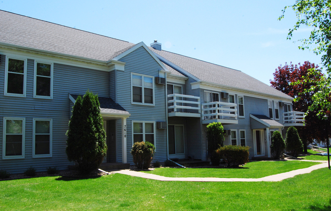 2 beds, 1 bath, 965 sqft, $1,695, Unit 7717CE