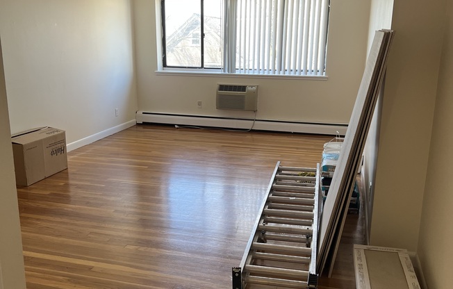 122 DUSTIN ST