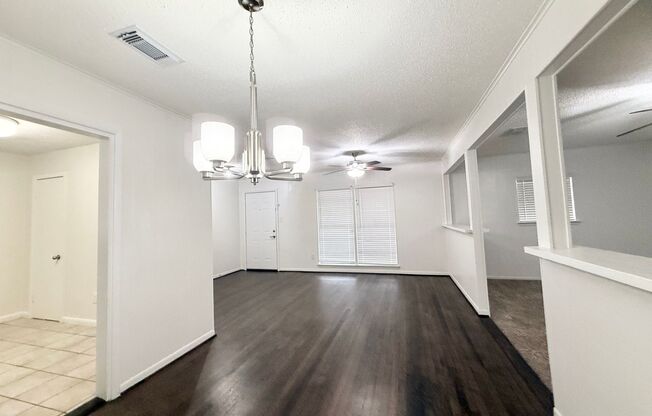 Adorable and Spacious 3/1.5 w/ Den in Lake Jackson!