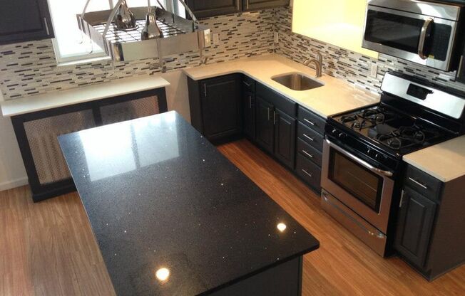 Luxurious 2 Bedroom on a dead end street on the South Side flats