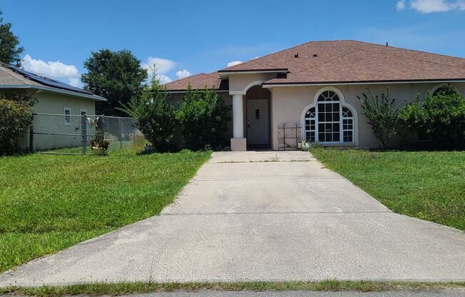 1/2 Duplex in Poinciana