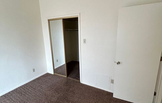 2 beds, 1 bath, 861 sqft, $970, Unit 04