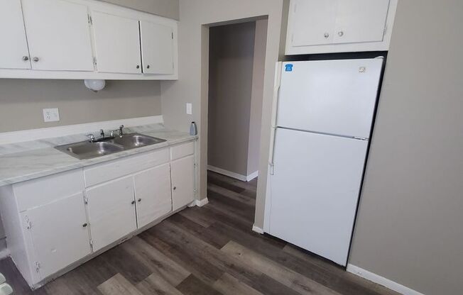 3 beds, 1 bath, 950 sqft, $995, Unit 1015 Upper