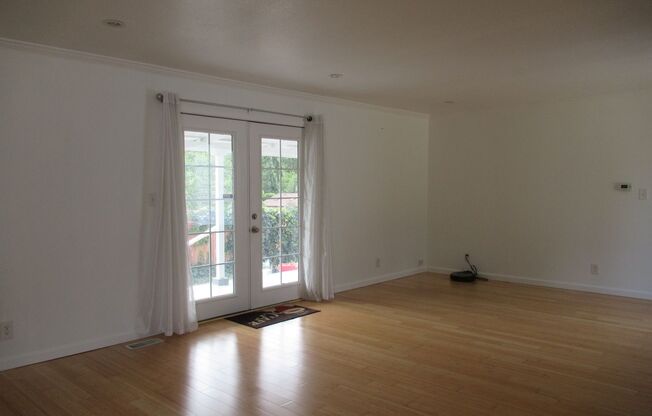 Light and bright 3 bedroom, 2 bath rambler on Kent's East Hill