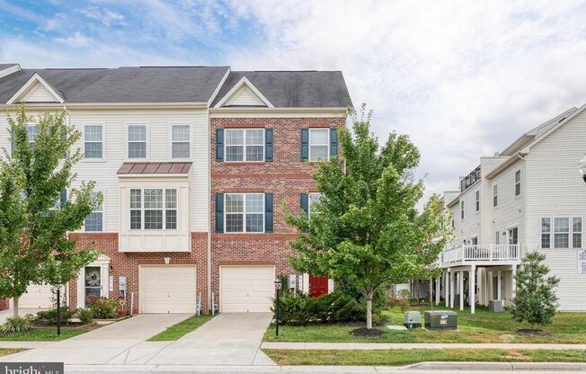 Welcome to 513 Bluffton Drive, a 3bd 2/2bth townhome in the highly sought after Tanyard Springs community.