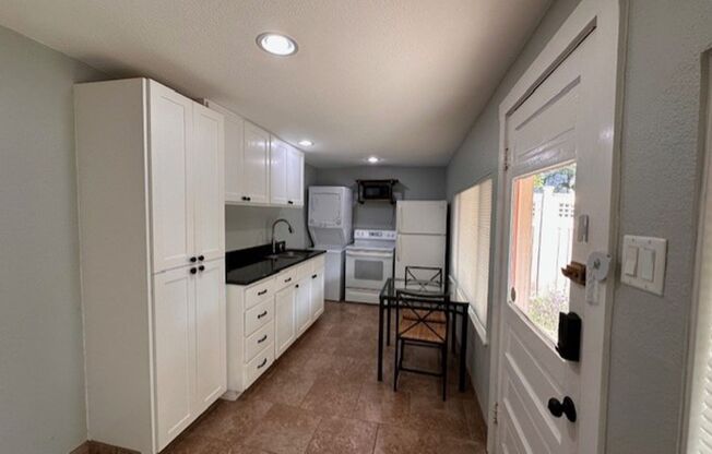 2 beds, 1 bath, $2,499