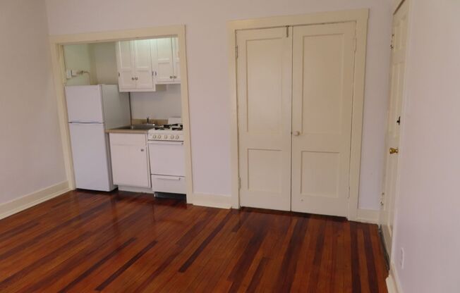 Studio, 1 bath, 400 sqft, $685, Unit #15