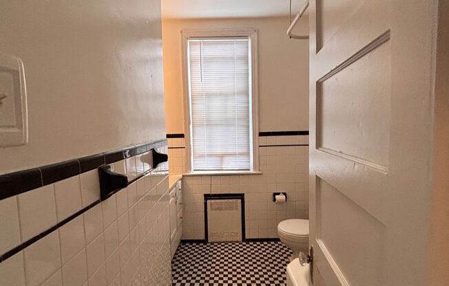 2 beds, 1 bath, 822 sqft, $1,895, Unit 402 #11