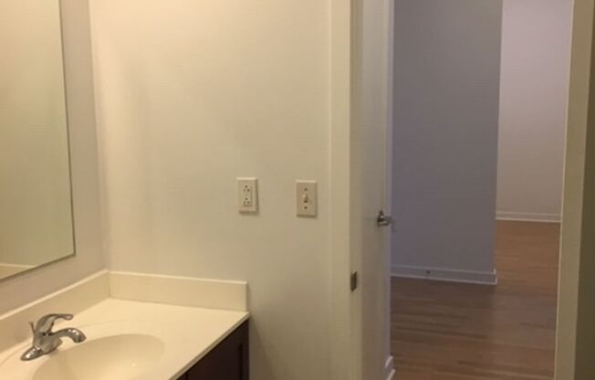3 beds, 1 bath, $2,600, Unit 424