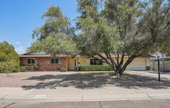 606 E BISHOP DR