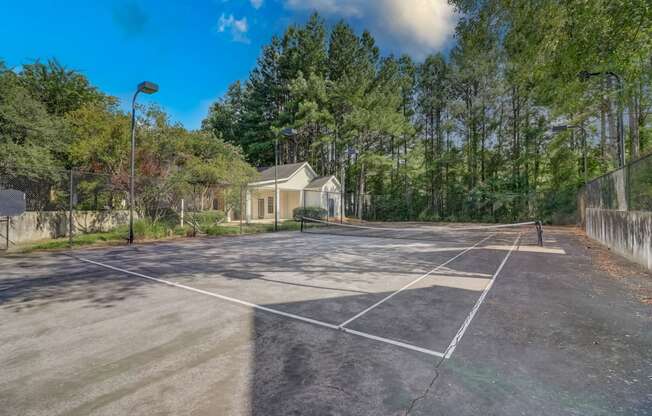 Parkway Grand apartments in Decatur Georgia photo of tennis court