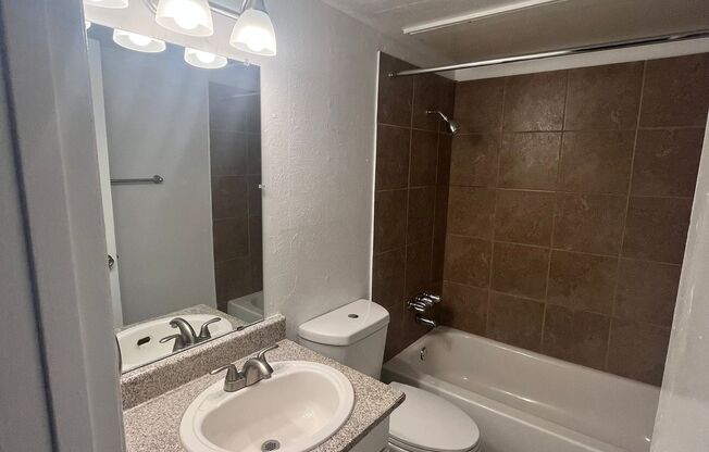 2 beds, 1 bath, 826 sqft, $1,570, Unit 2072