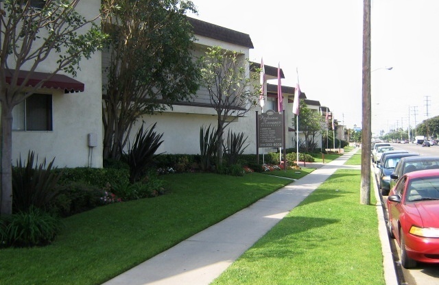 2 beds, 1 bath, $2,450, Unit 3344-20