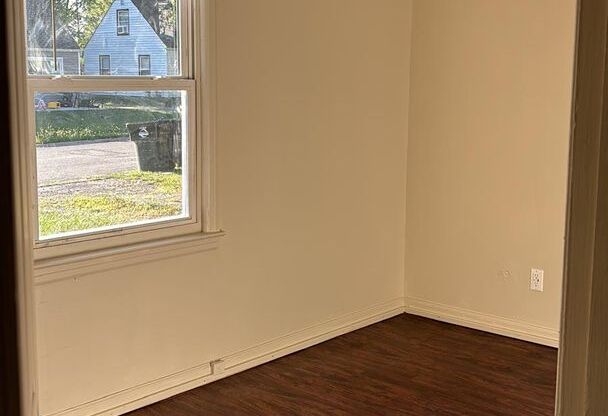 3 beds, 1 bath, $1,250