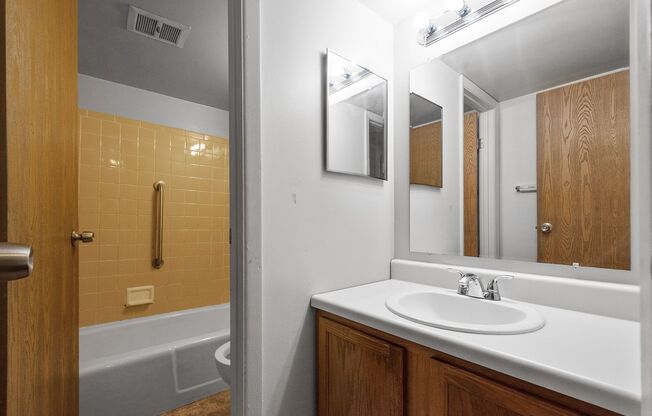2 beds, 1 bath, 900 sqft, $1,049, Unit 112 I