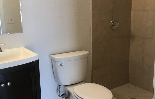 IMMEDIATE  MOVE IN!!!!!Cute 2 Bed / 2 Bath Unit in Pine Hills For Rent