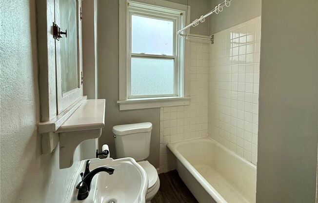 2 beds, 1 bath, 888 sqft, $1,000, Unit Lindenwood Avenue, Unit #A
