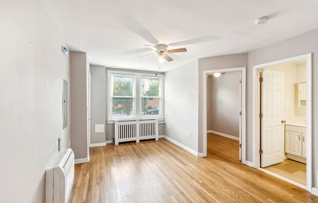 Wonderful! 2BR/1bth home in Columbia Heights. Nice Yard & Parking!!!