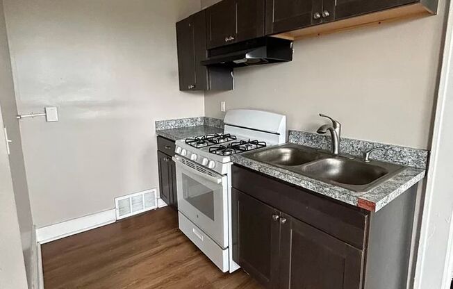 Studio, 1 bath, 940 sqft, $916, Unit 4