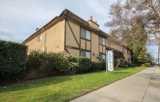 (6041) 7457 Woodman Ave.