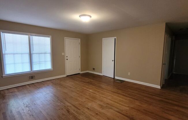 Clarke Co. - Athens, GA Huntington Ct - 3 Bedroom, 1.5 Bathroom - Brick Home - Right Next to the GA. Square Mall - Convenient to all Athens Amenities