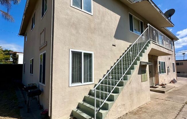 Available Now--3 bedroom 1 bath apartment walking distance to USD campus