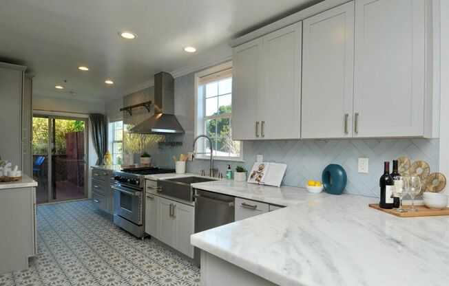 Executive style living with excellent location! 525 9th Ave