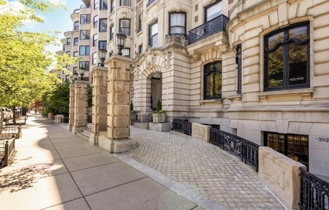 1 bed, 1 bath, 613 sqft, $4,300, Unit 809