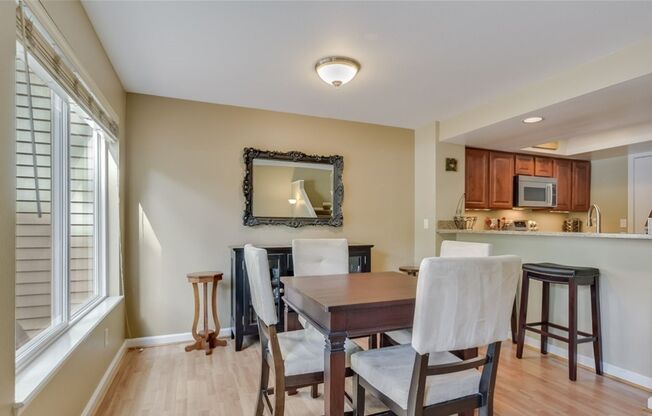 Lovely 2 bed Kirkland home