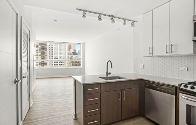 750 W ADAMS ST