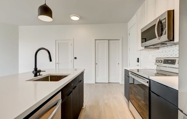 2 beds, 2 baths, 1,000 sqft, $2,199, Unit 402