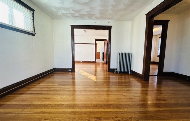 2 beds, 1 bath, $2,300, Unit 2