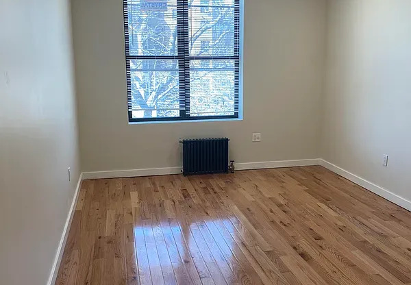 3 beds, 1 bath, $3,300, Unit 3C