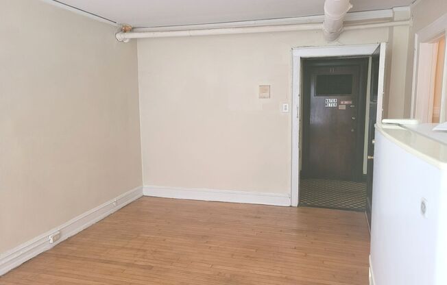 Studio, 1 bath, $800, Unit 106