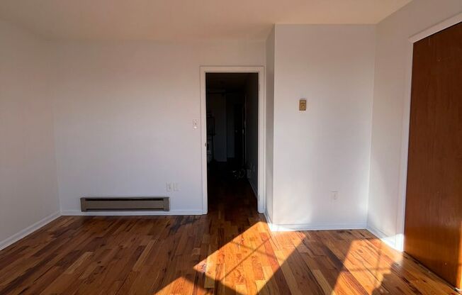 1 bed, 1 bath, $1,075, Unit C