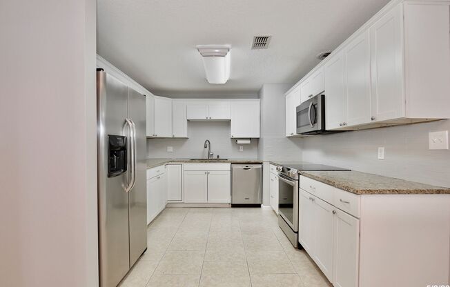 Lovely 3/2 Home with a Large Fenced Backyard and Sunroom near Downtown - Orlando!