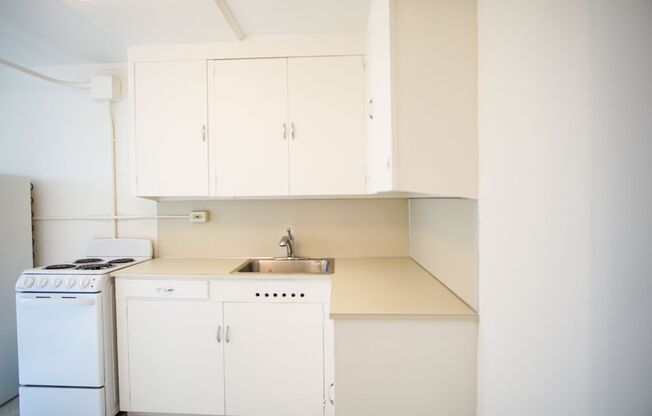 Studio, 1 bath, $995, Unit 10