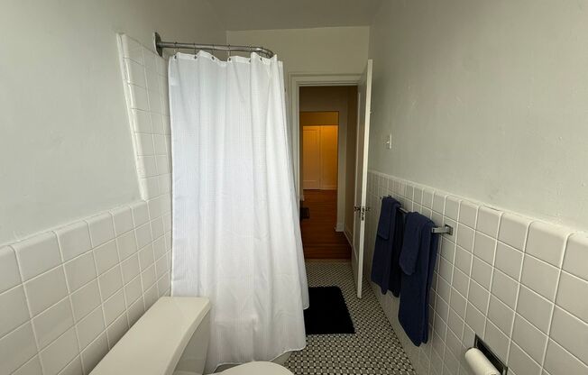 2 beds, 2 baths, 1,303 sqft, $3,000, Unit New King Edward  402