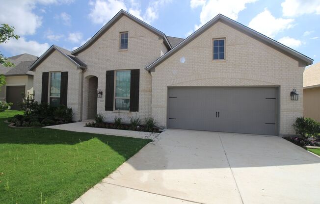 4/3.5/2 1.5 Miles From Gruene / Settlement in Gruene / Mulitple Living Rooms/ Fridge Included/ NBISD
