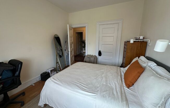 2 beds, 1 bath, 750 sqft, $3,370, Unit 43