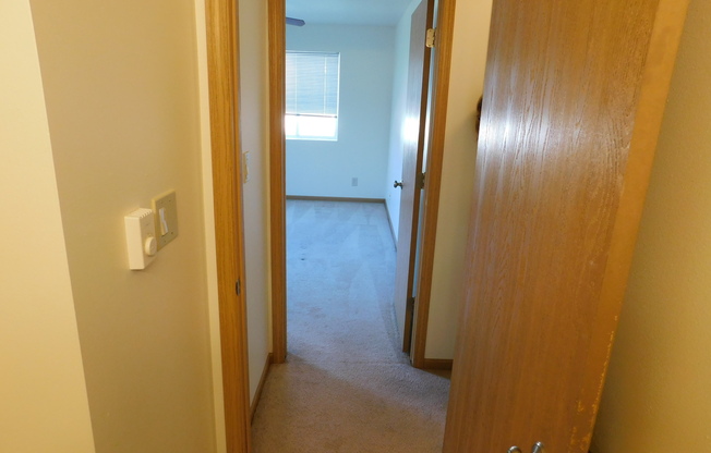 2 beds, 1 bath, $985, Unit 215-08