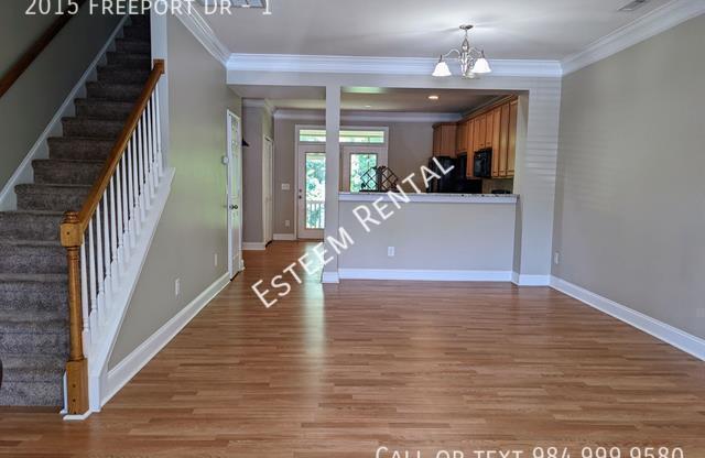2015 FREEPORT DR
