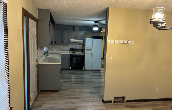 3 beds, 1 bath, $1,500, Unit 1013 A